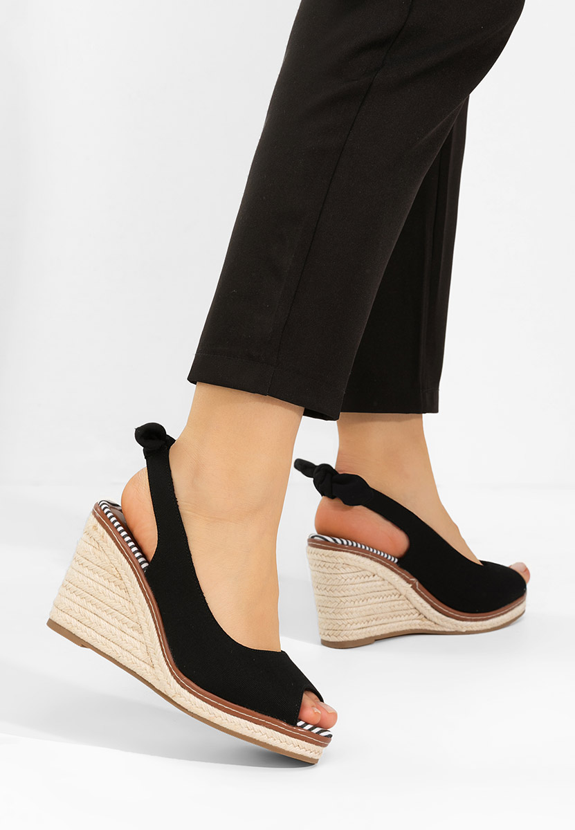 Czarne sandały na koturnie Cyerra