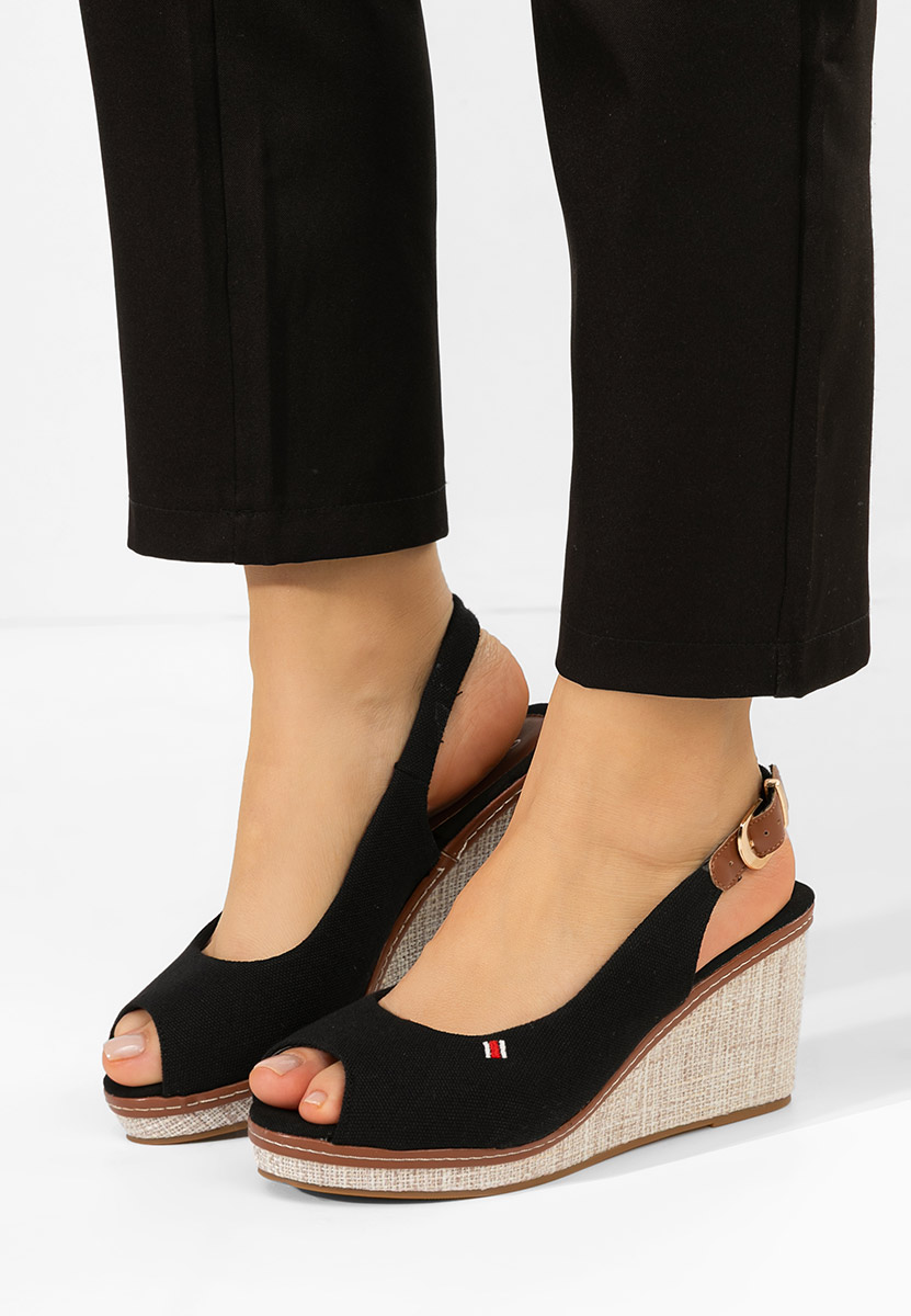 Czarne sandały na koturnie Carolla