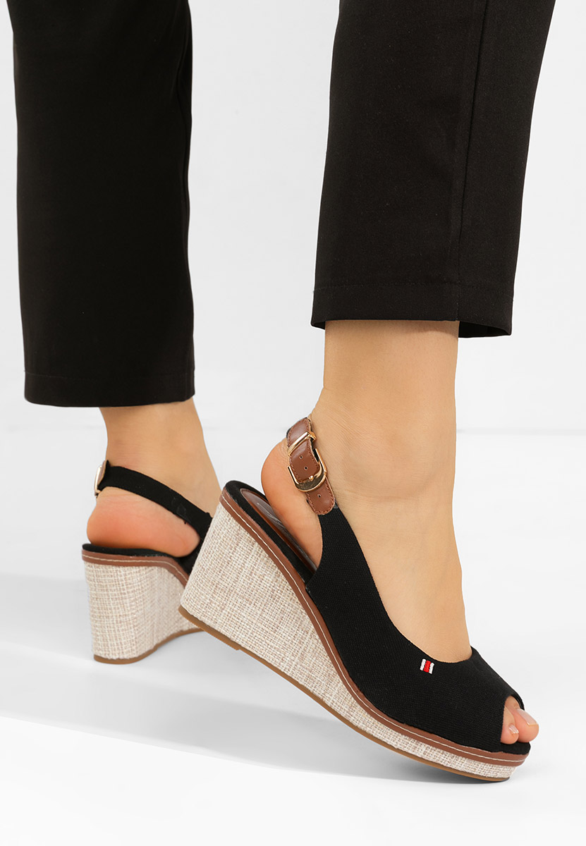 Czarne sandały na koturnie Carolla