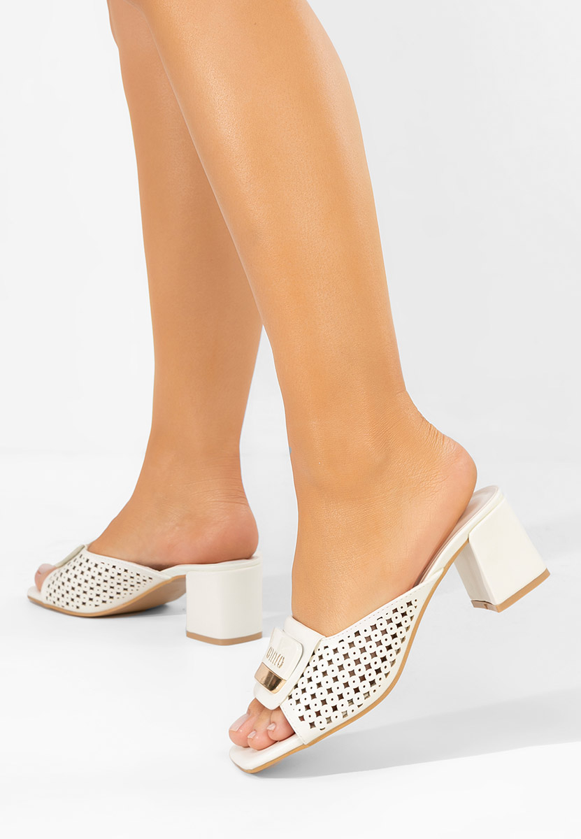 Białe klapki na obcasie Carmenia