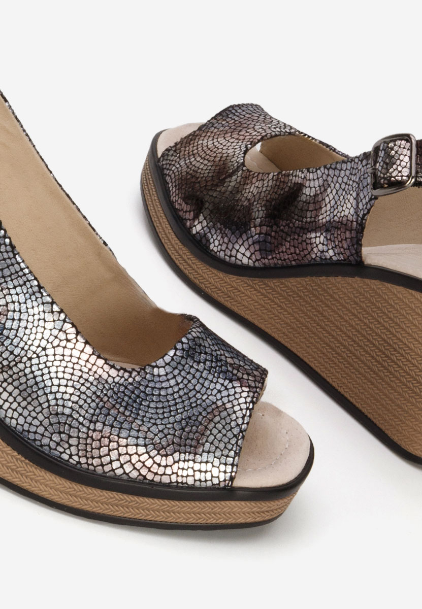 Czarne sandały na koturnie skórzane Samiria