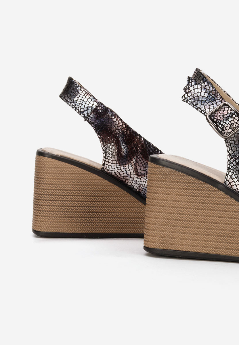 Czarne sandały na koturnie skórzane Samiria