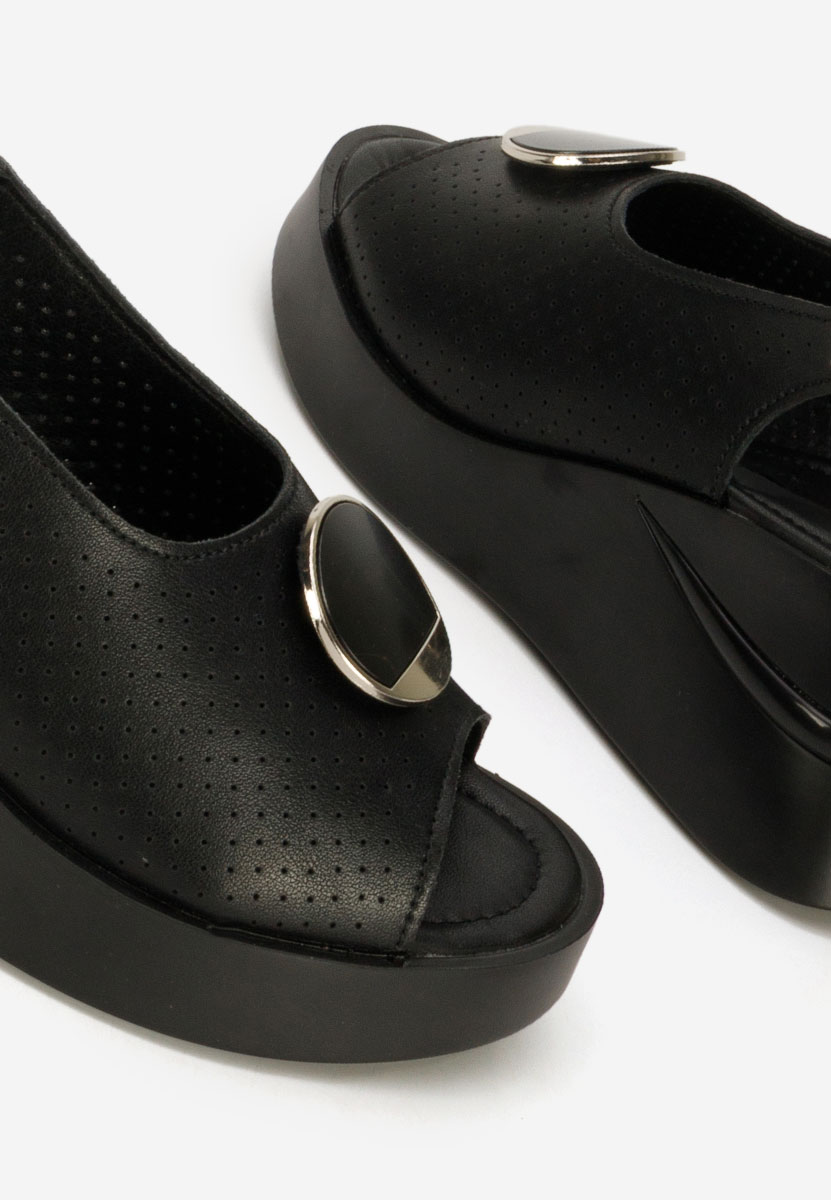 Czarne sandały na koturnie skórzane Zinalia