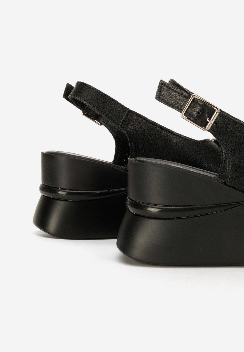 Czarne sandały na koturnie skórzane Zinalia