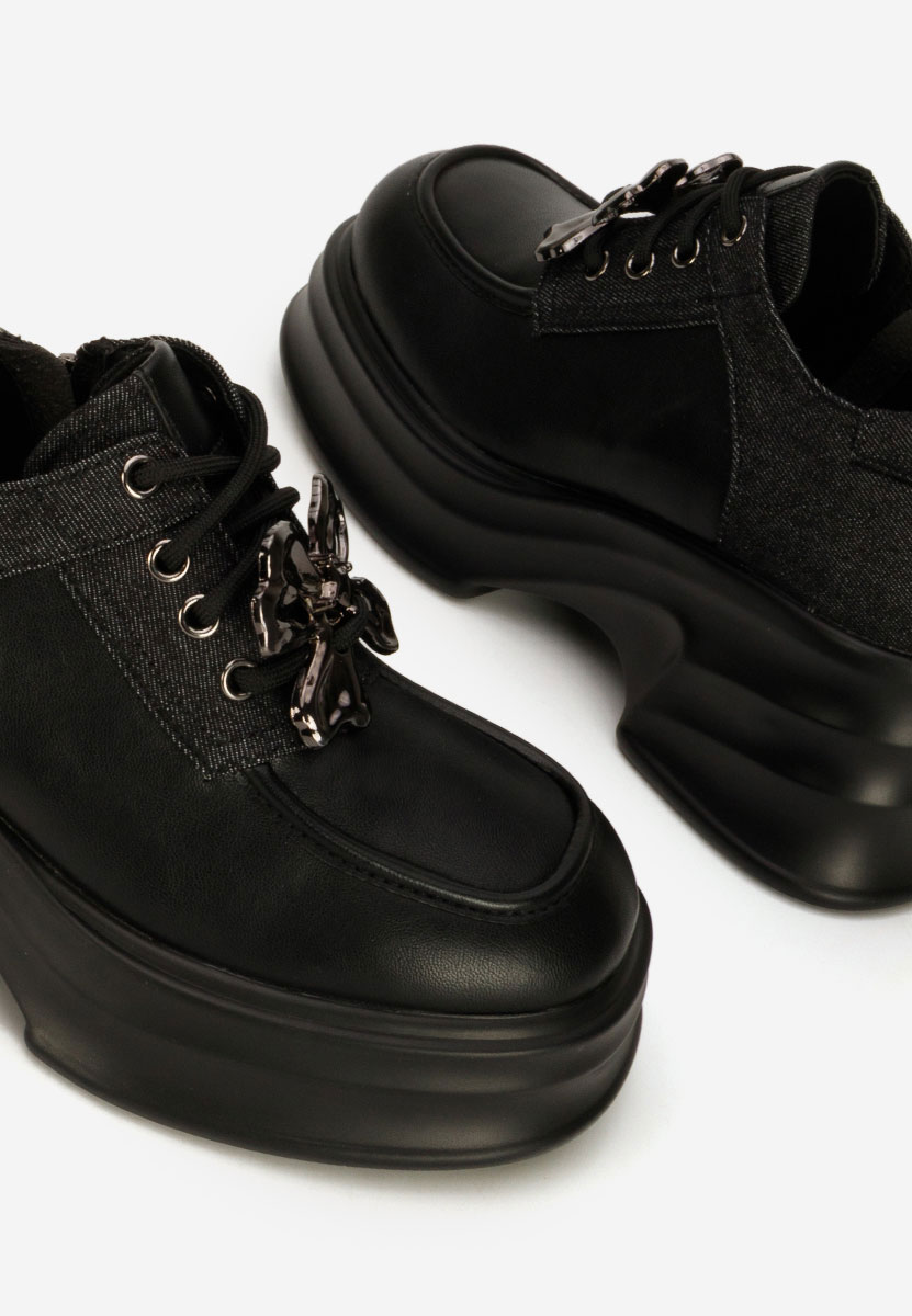 Czarne mokasyny na słupku Manilla