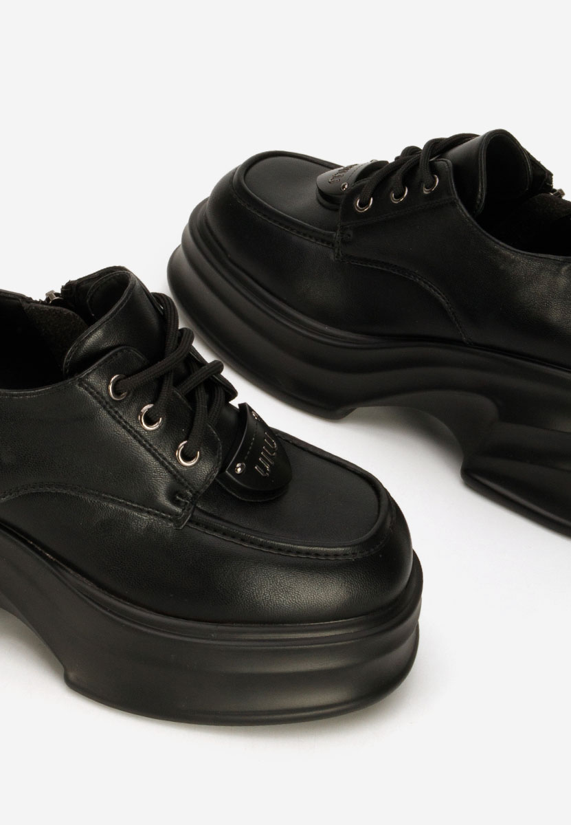 Czarne mokasyny na słupku Adnana