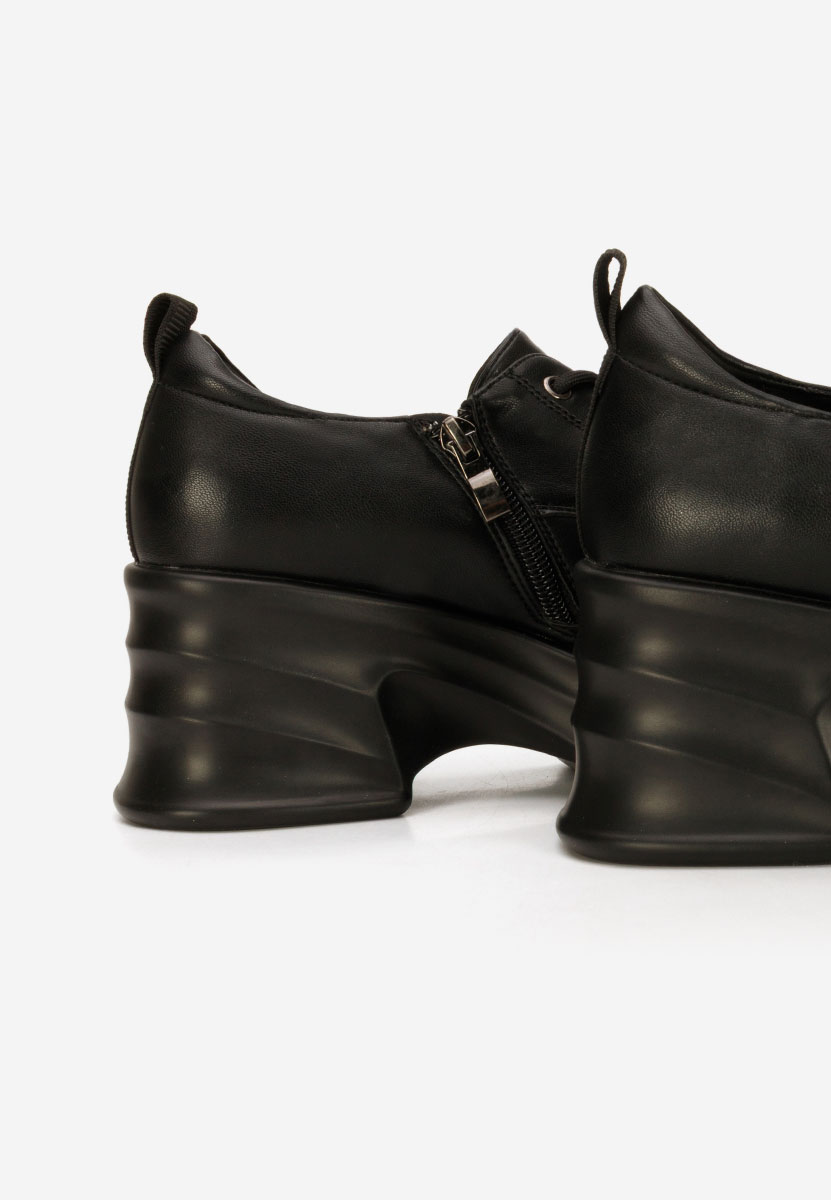 Czarne mokasyny na słupku Adnana