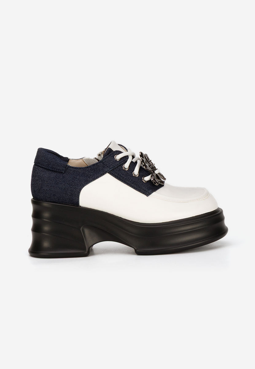 Białe mokasyny na słupku Manilla