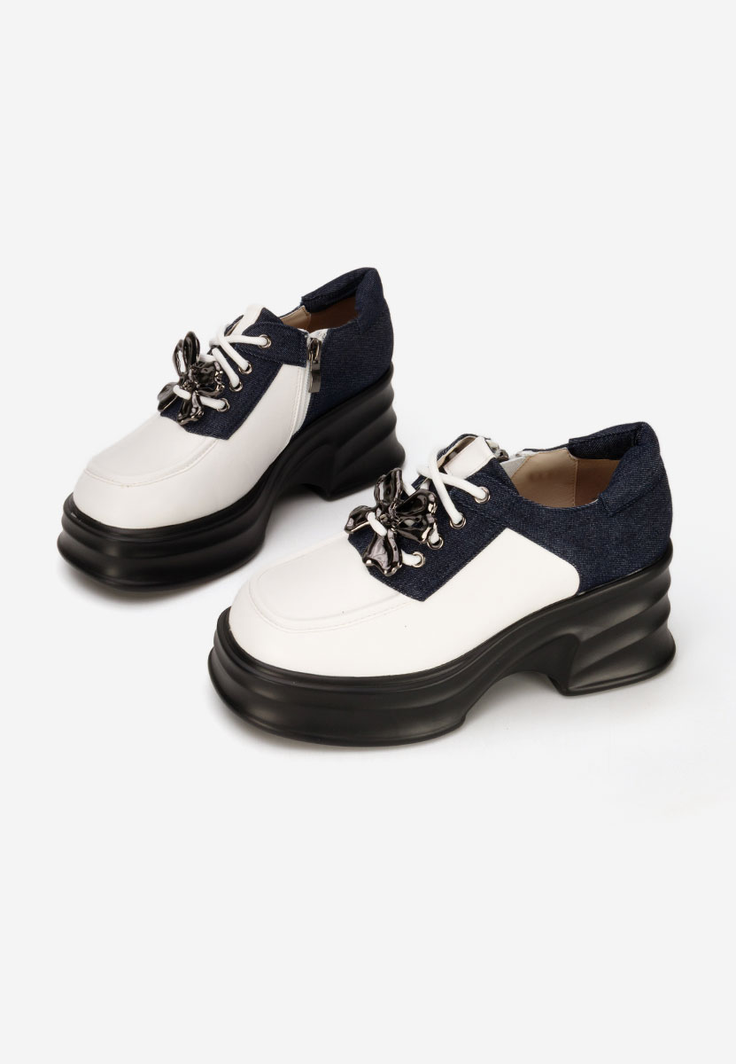 Białe mokasyny na słupku Manilla