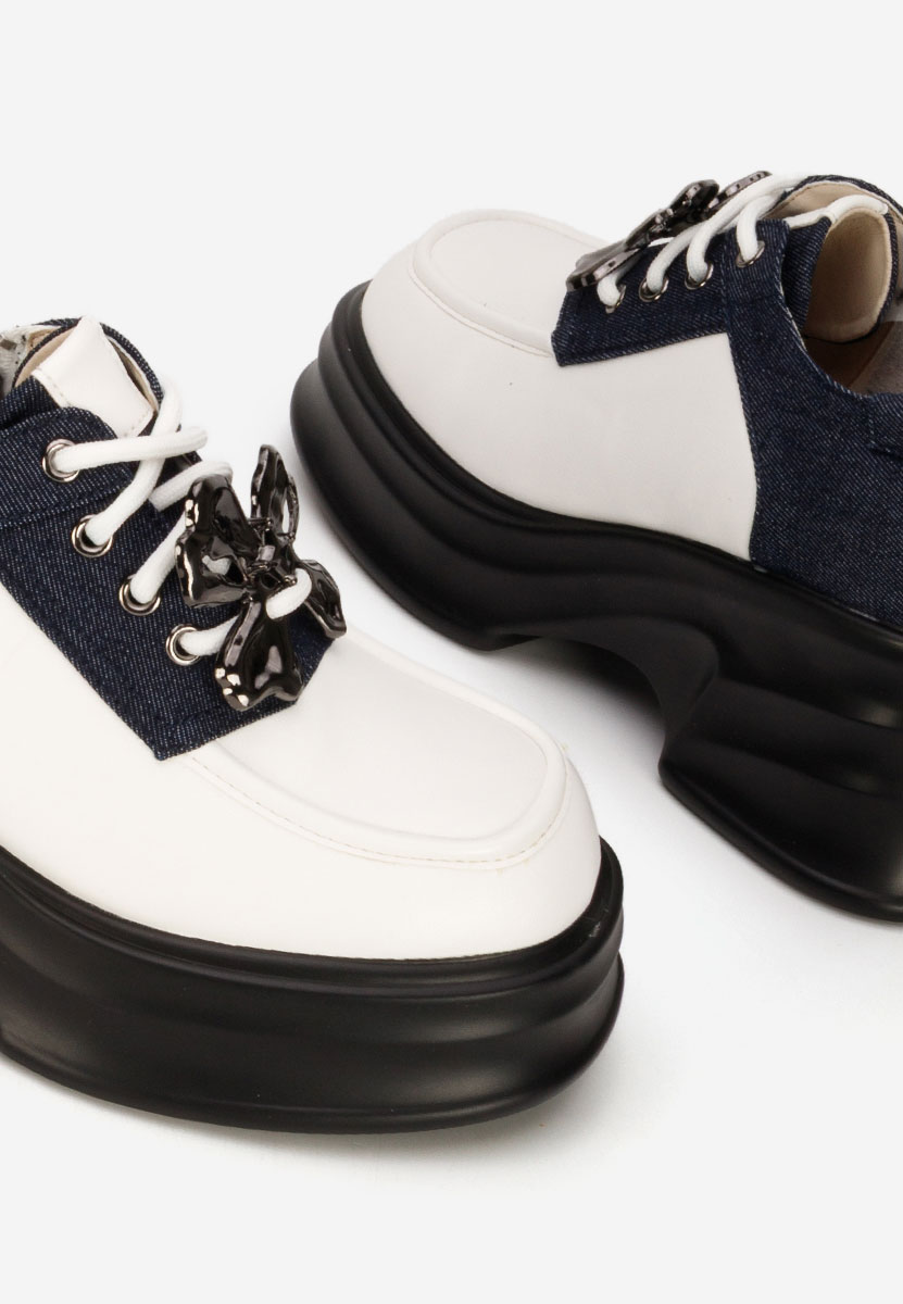 Białe mokasyny na słupku Manilla