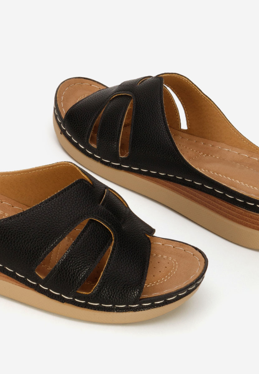 Czarne klapki na koturnie Marhta