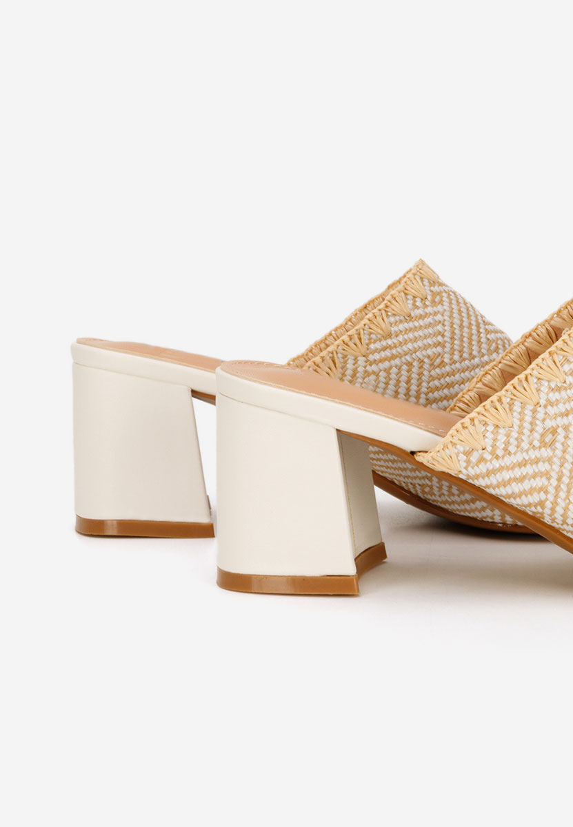 Białe klapki na obcasie Yngrid