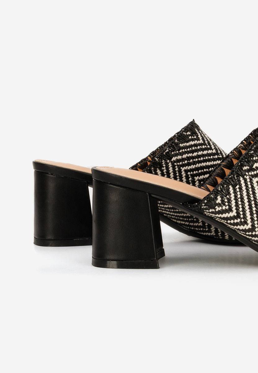 Czarne klapki na obcasie Yngrid