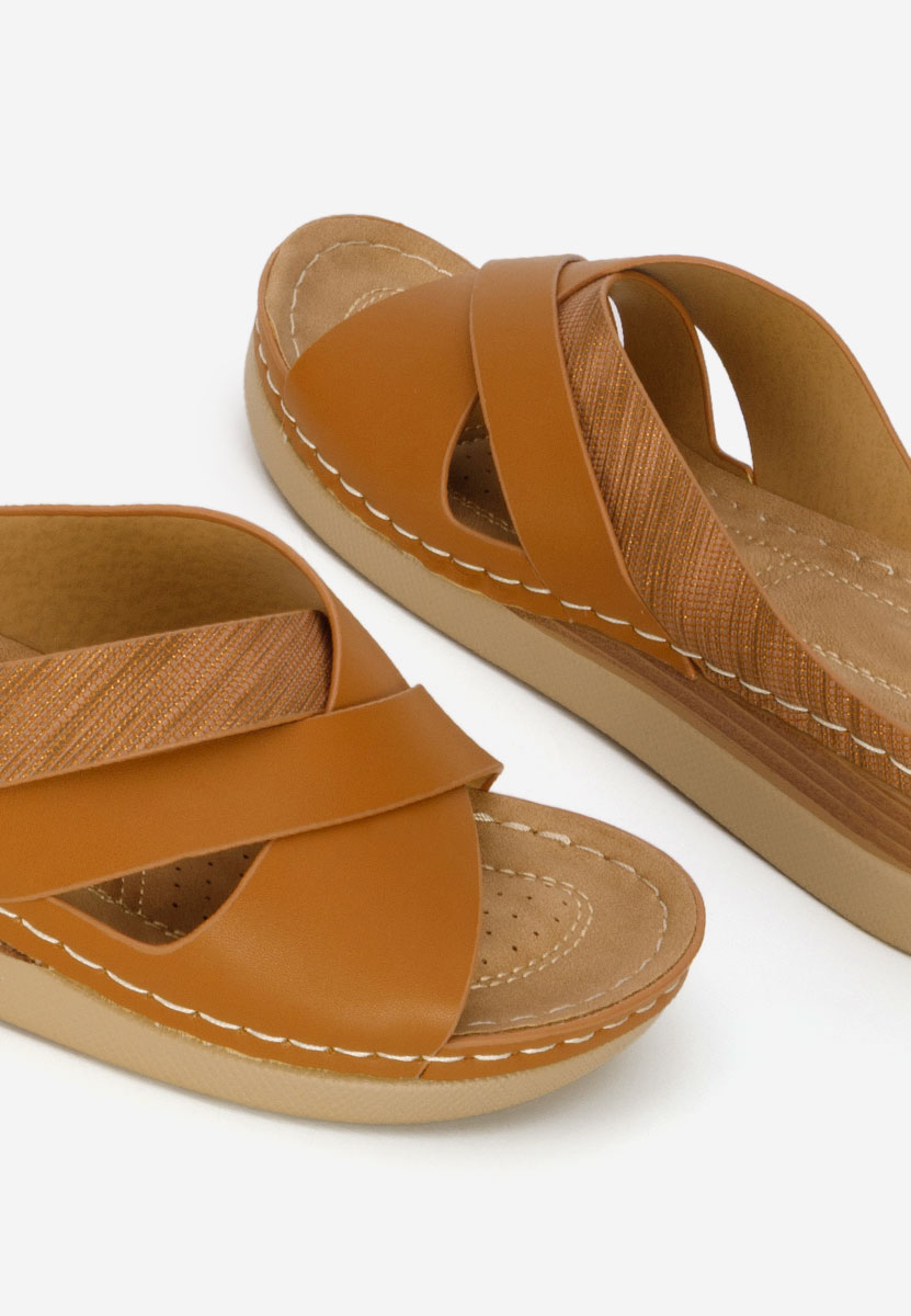 Camelowe klapki na koturnie Maryna