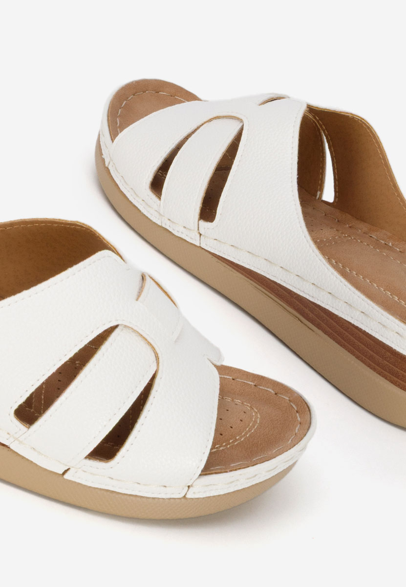 Białe klapki na koturnie Marhta