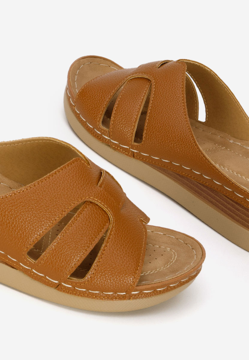 Camelowe klapki na koturnie Marhta