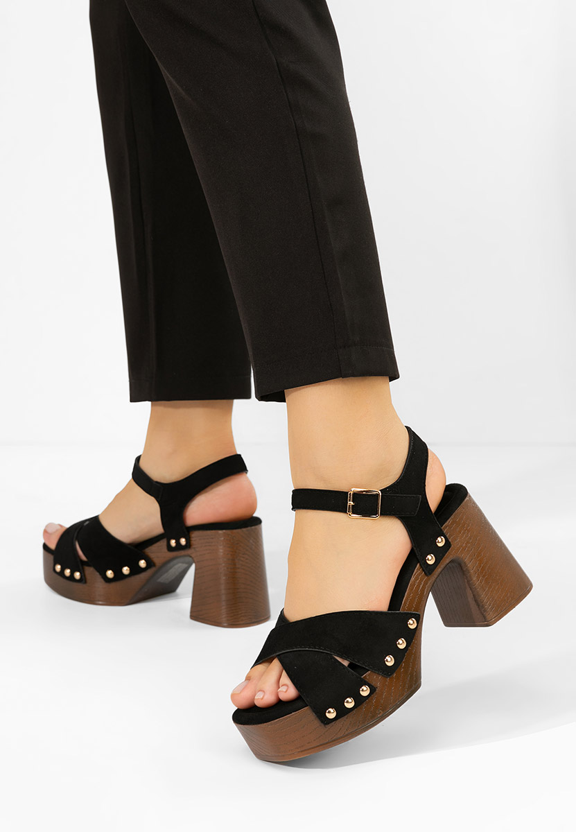 Czarne sandały na słupku Radiana