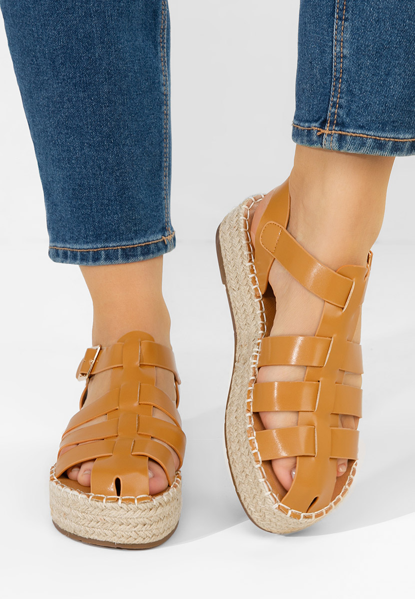 Camelowe sandały na platformie Reliama