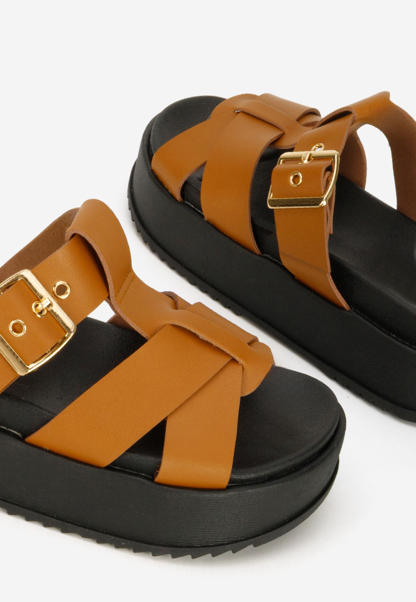 Camelowe klapki na platformie Inaria