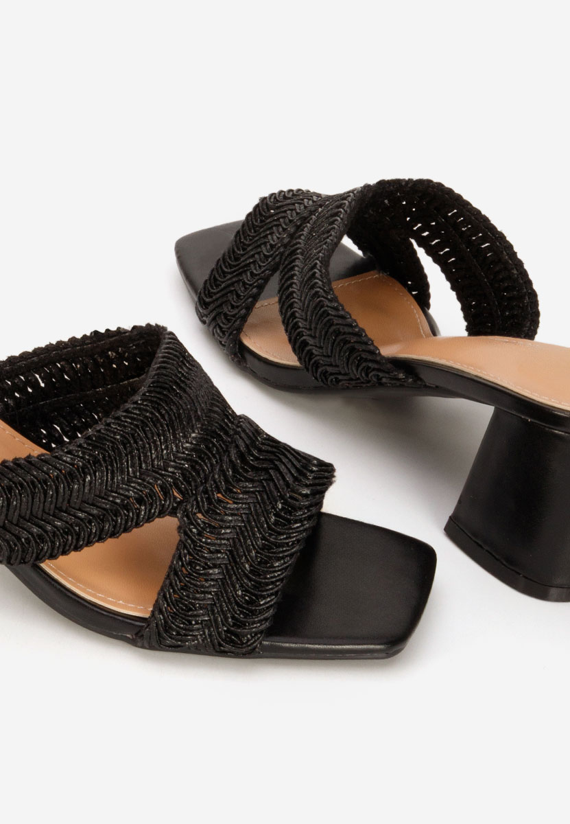Czarne klapki na obcasie Nely