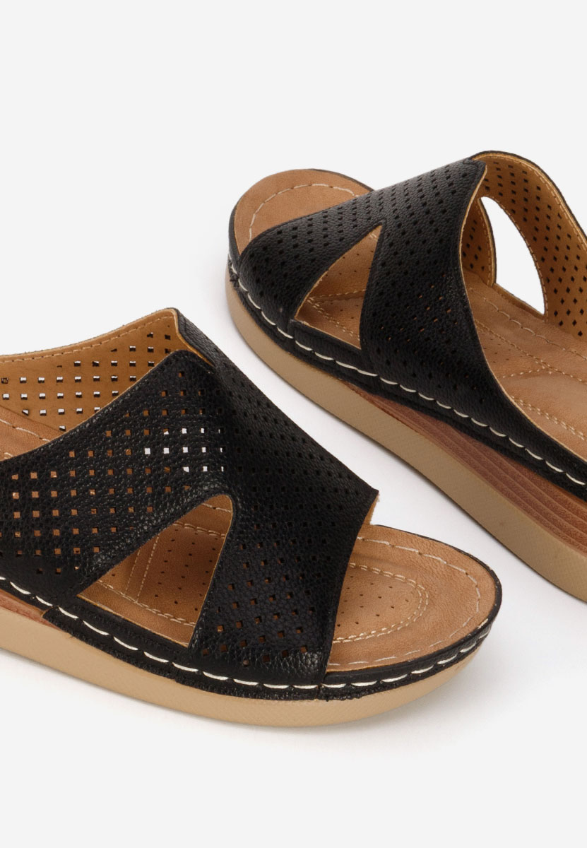 Czarne klapki na koturnie Hermana