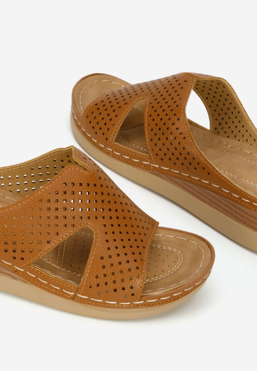 Camelowe klapki na koturnie Hermana