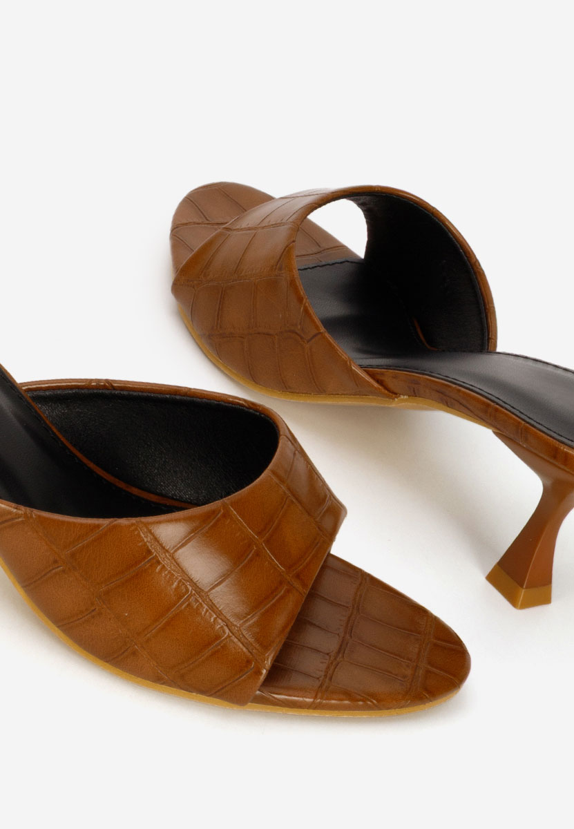 Camelowe klapki na obcasie Iuliania