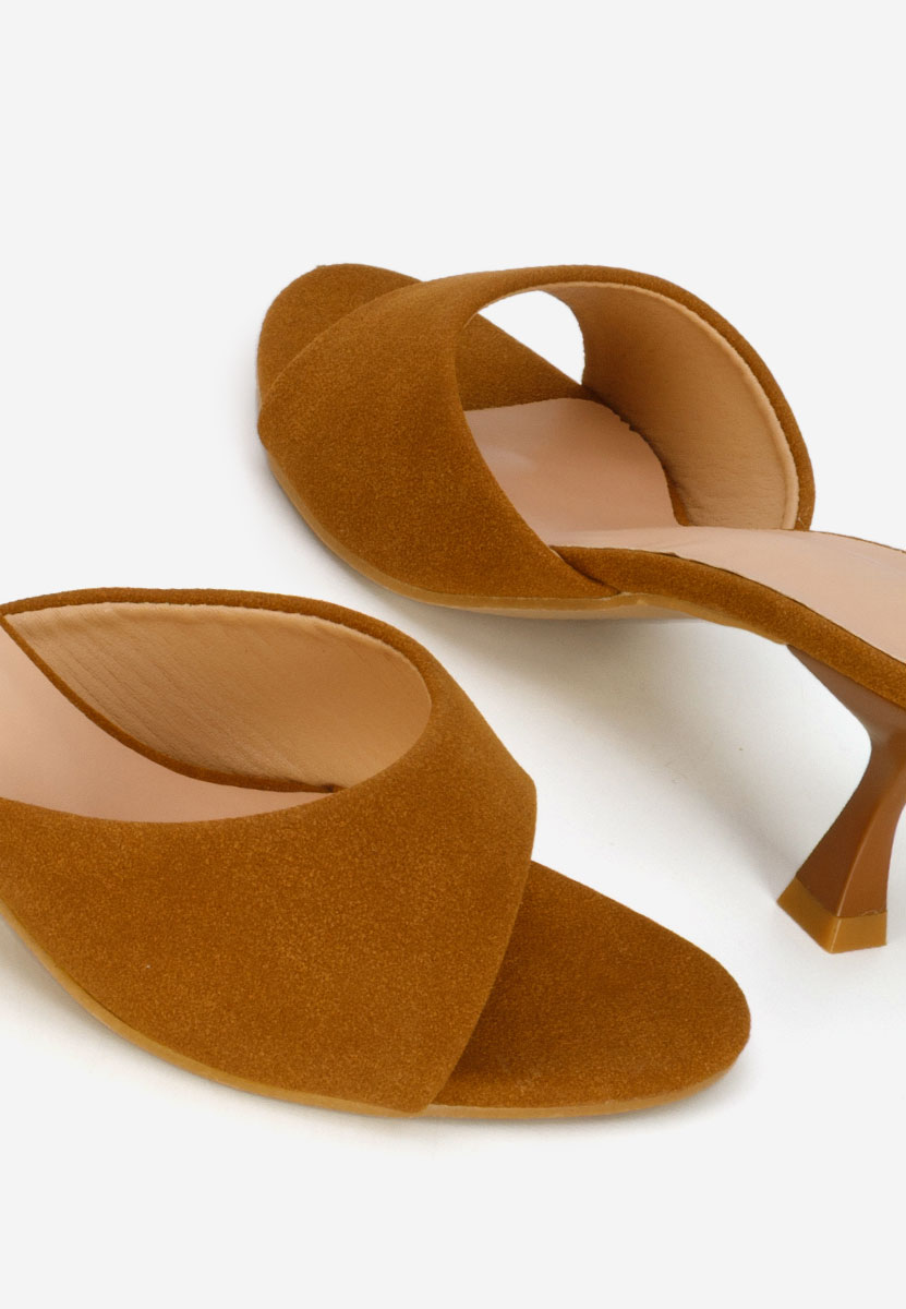 Camelowe klapki na obcasie Otelia