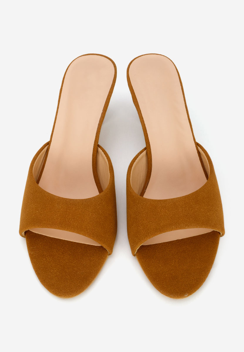 Camelowe klapki na obcasie Otelia