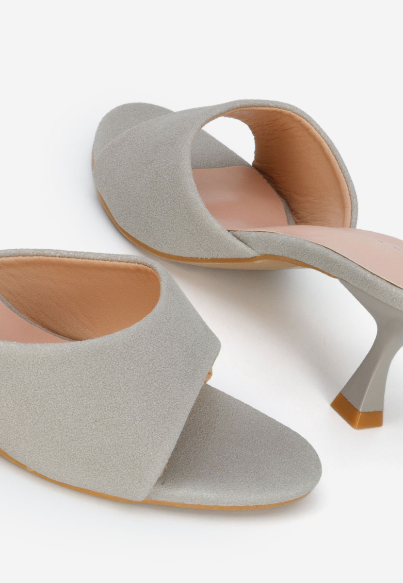 Szare klapki na obcasie Otelia