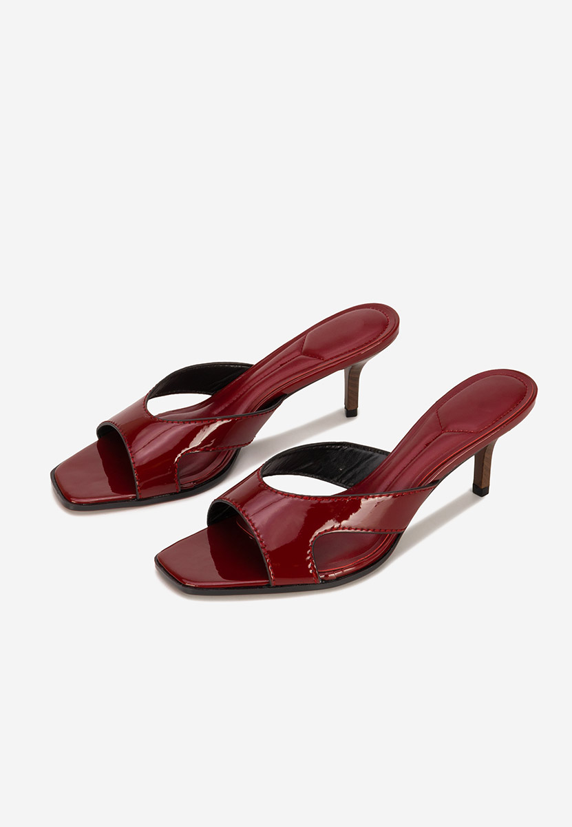 Bordowe klapki na obcasie Zinadia