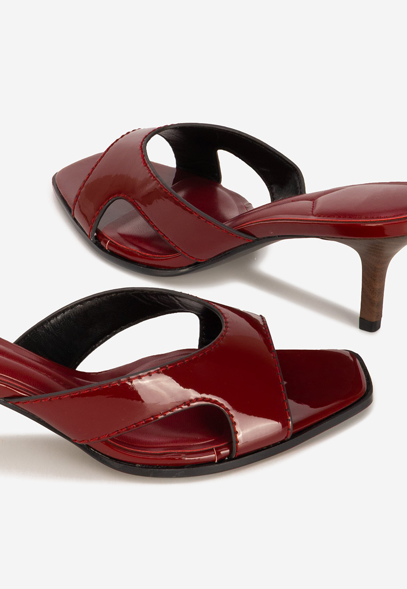 Bordowe klapki na obcasie Zinadia