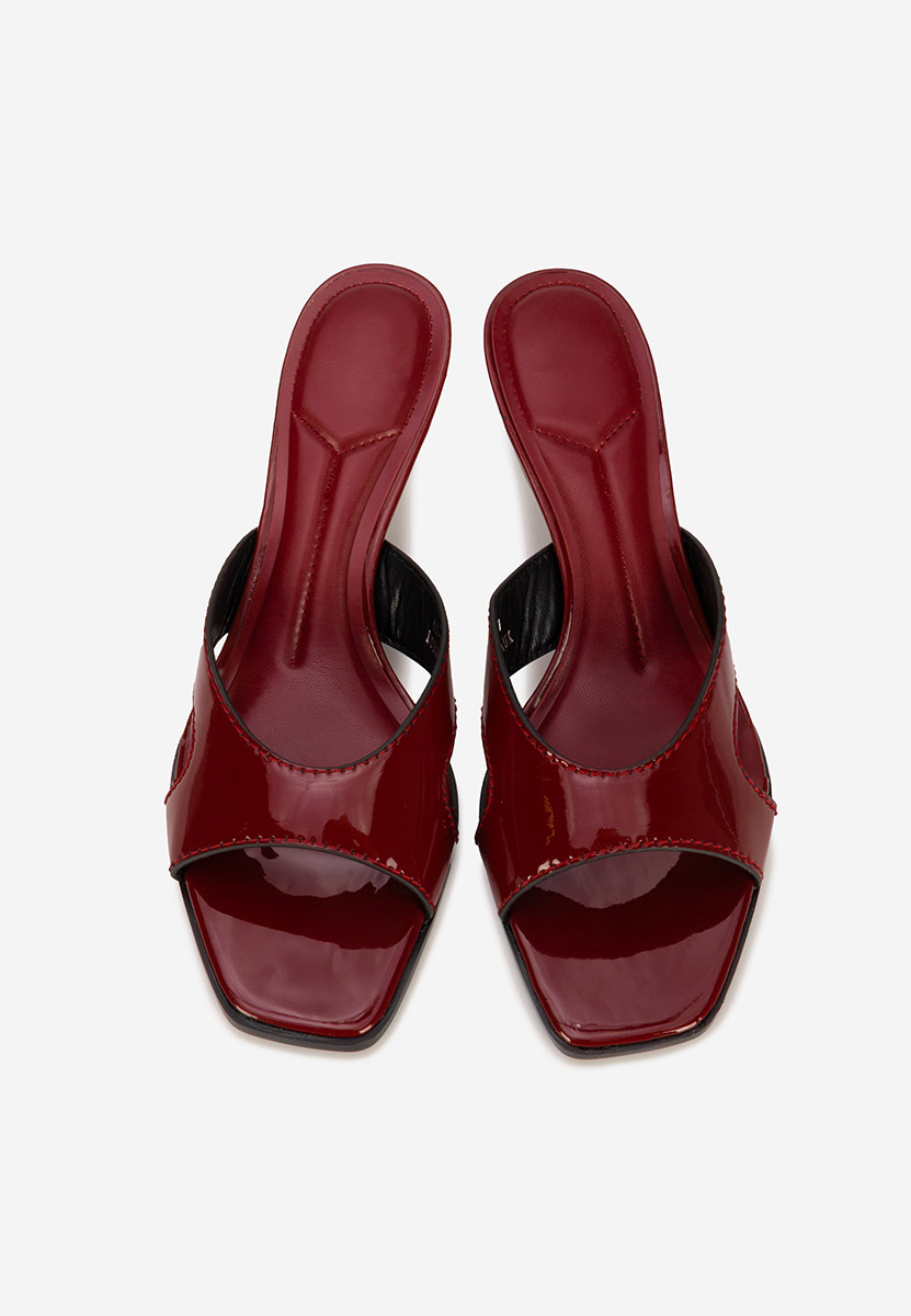 Bordowe klapki na obcasie Zinadia