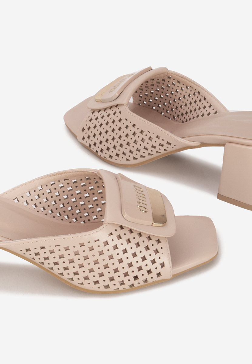 Beżowe klapki na obcasie Carmenia