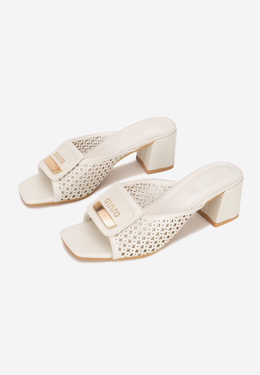 Białe klapki na obcasie Carmenia