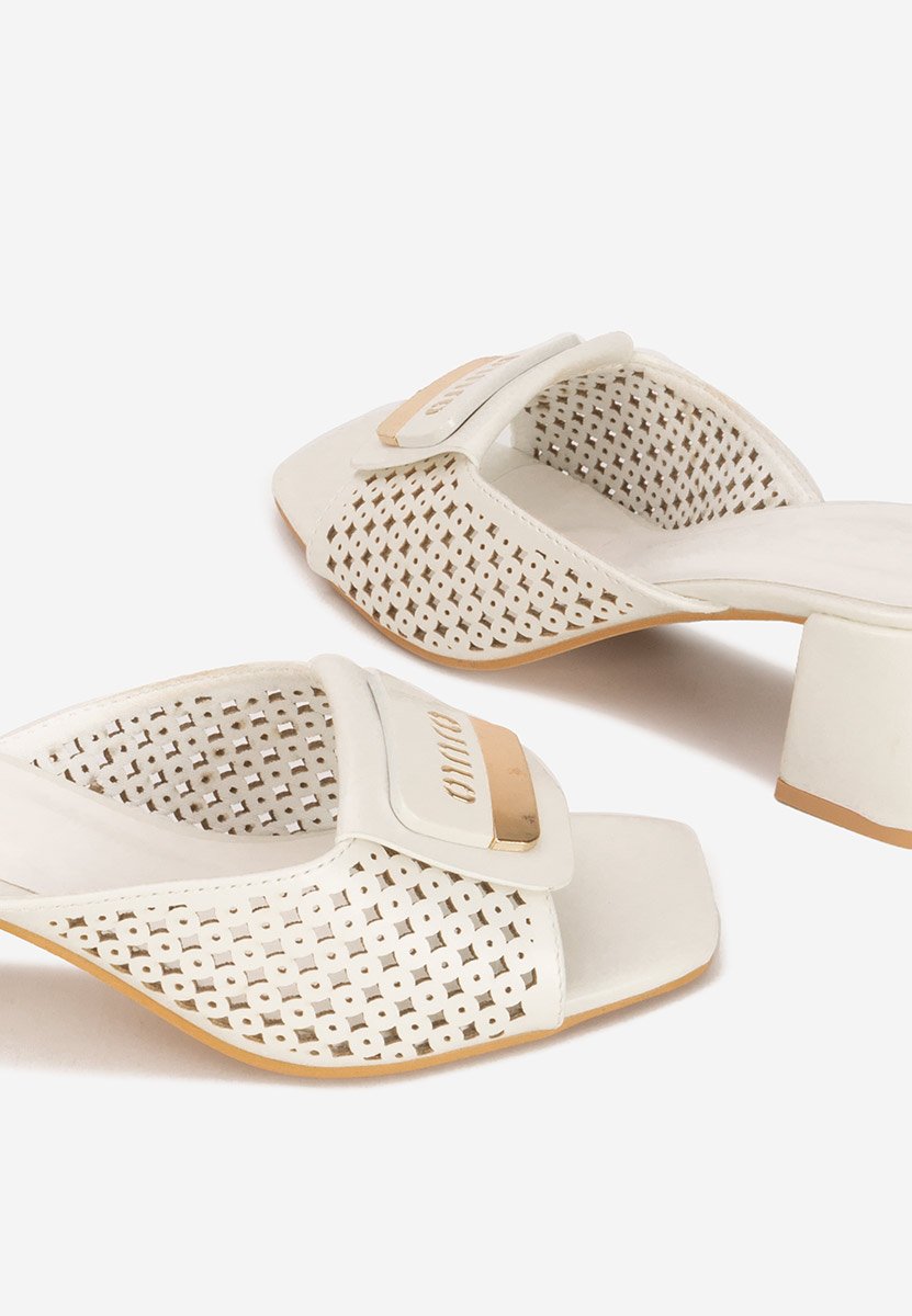 Białe klapki na obcasie Carmenia