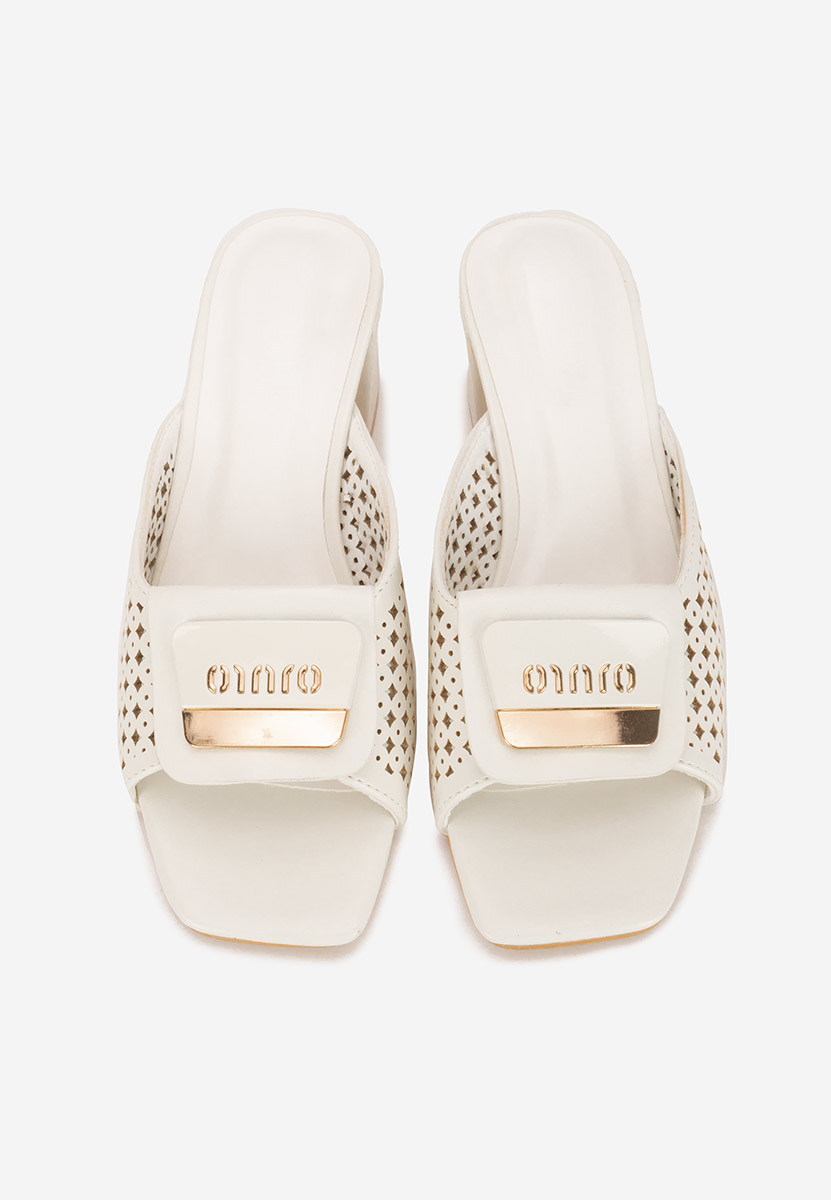 Białe klapki na obcasie Carmenia