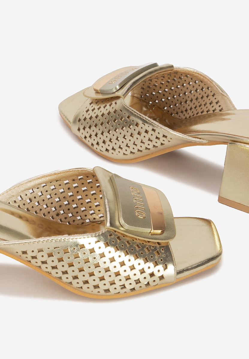 Złote klapki na obcasie Carmenia