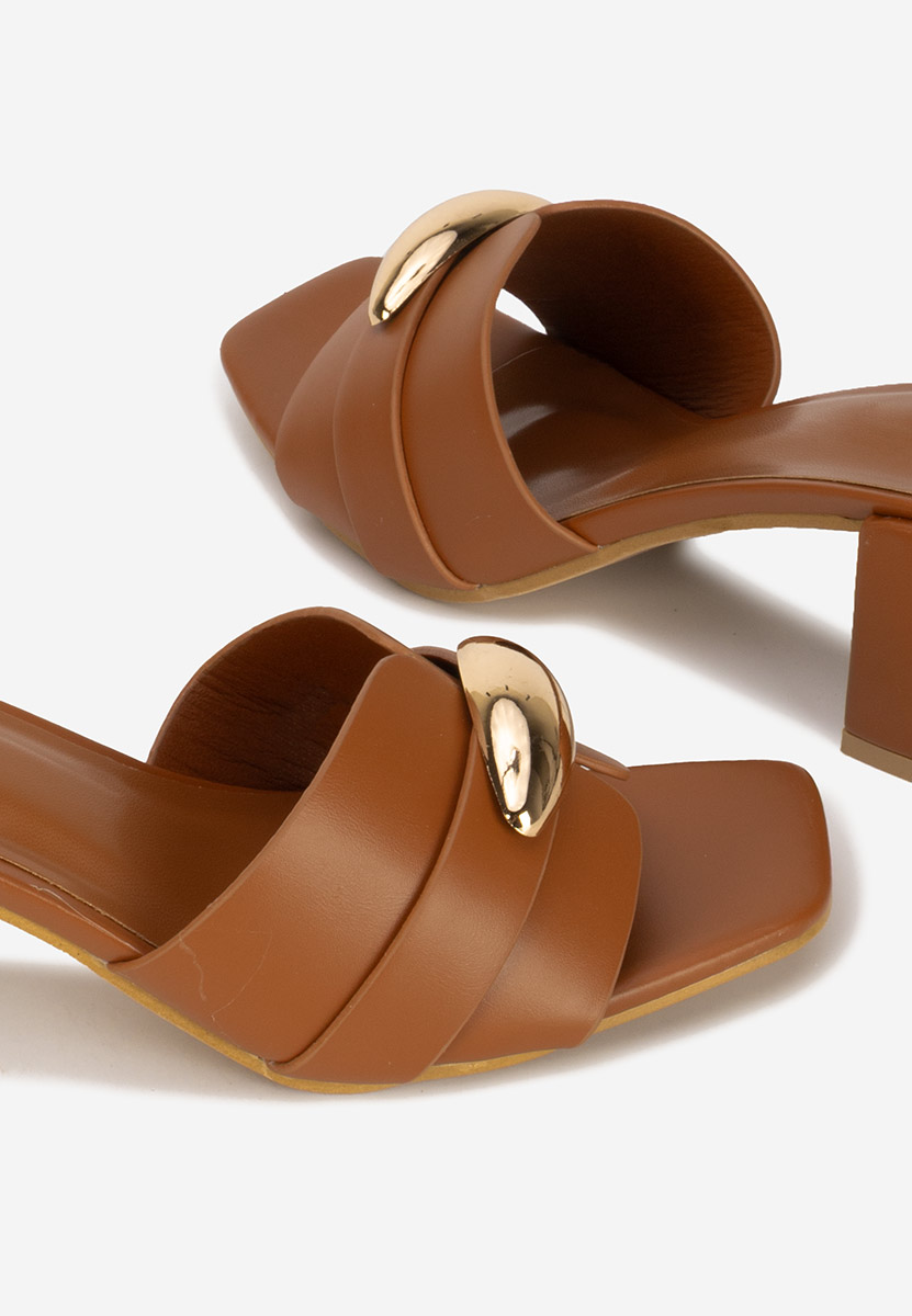 Camelowe klapki na obcasie Siminea