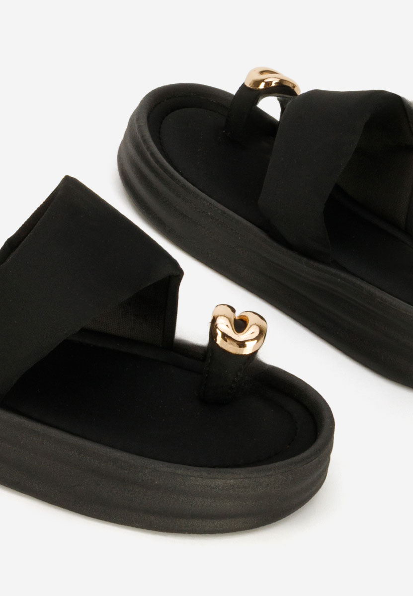 Czarne klapki na platformie Alezzia