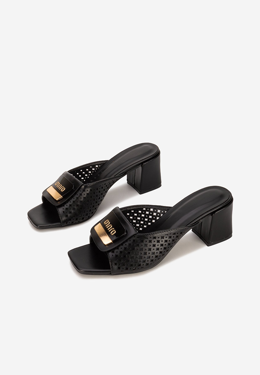 Czarne klapki na obcasie Carmenia