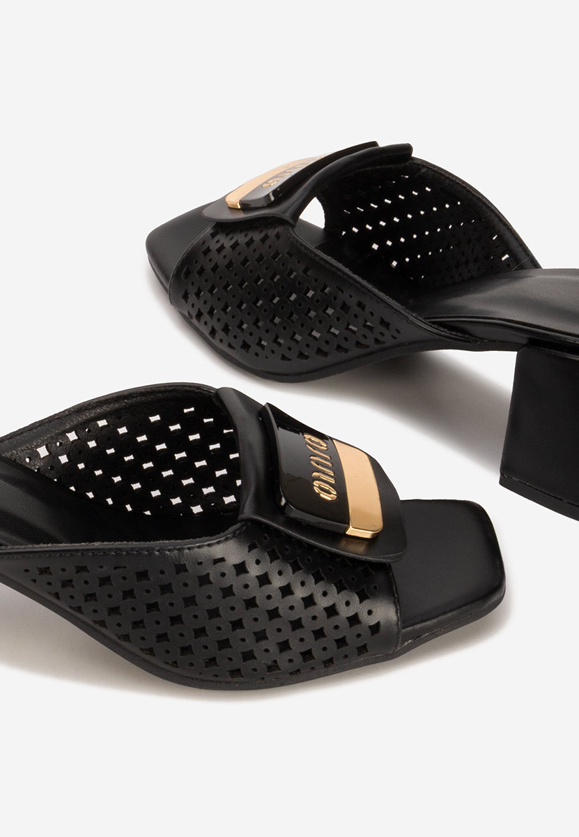 Czarne klapki na obcasie Carmenia