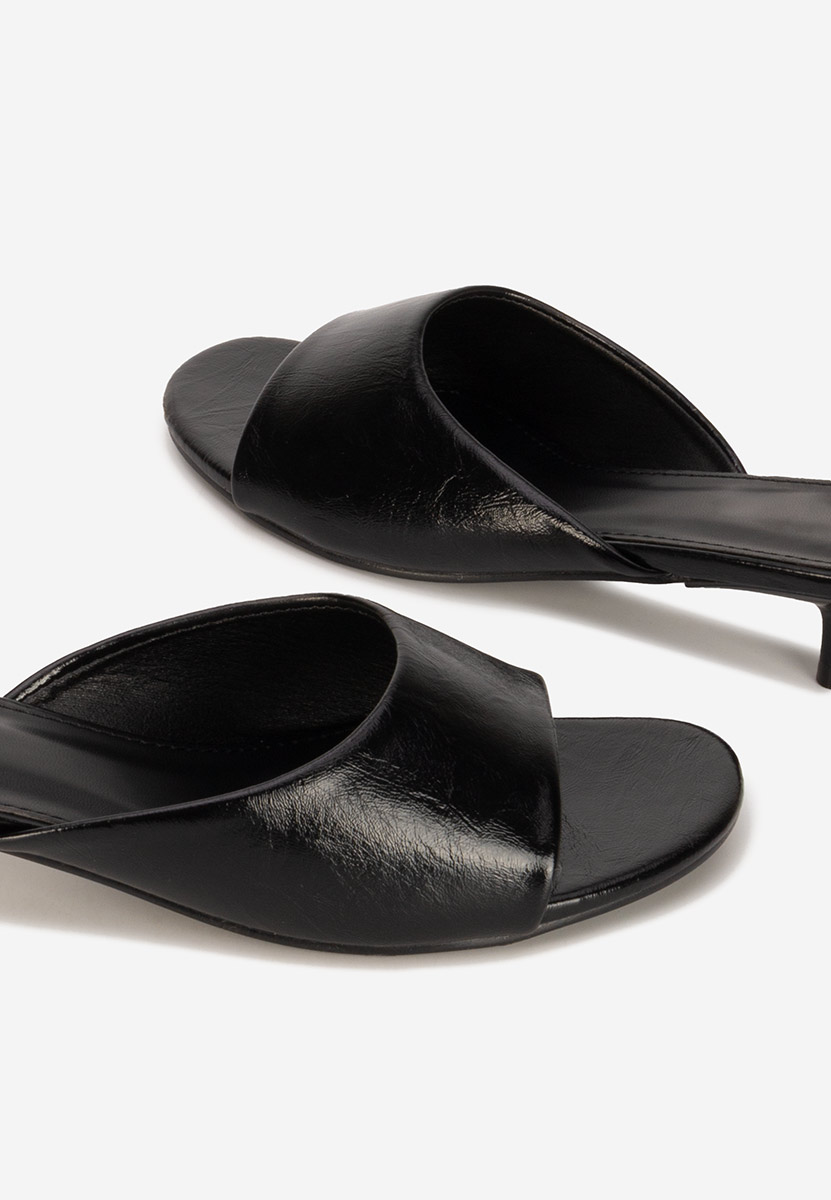 Czarne klapki na obcasie Afelia