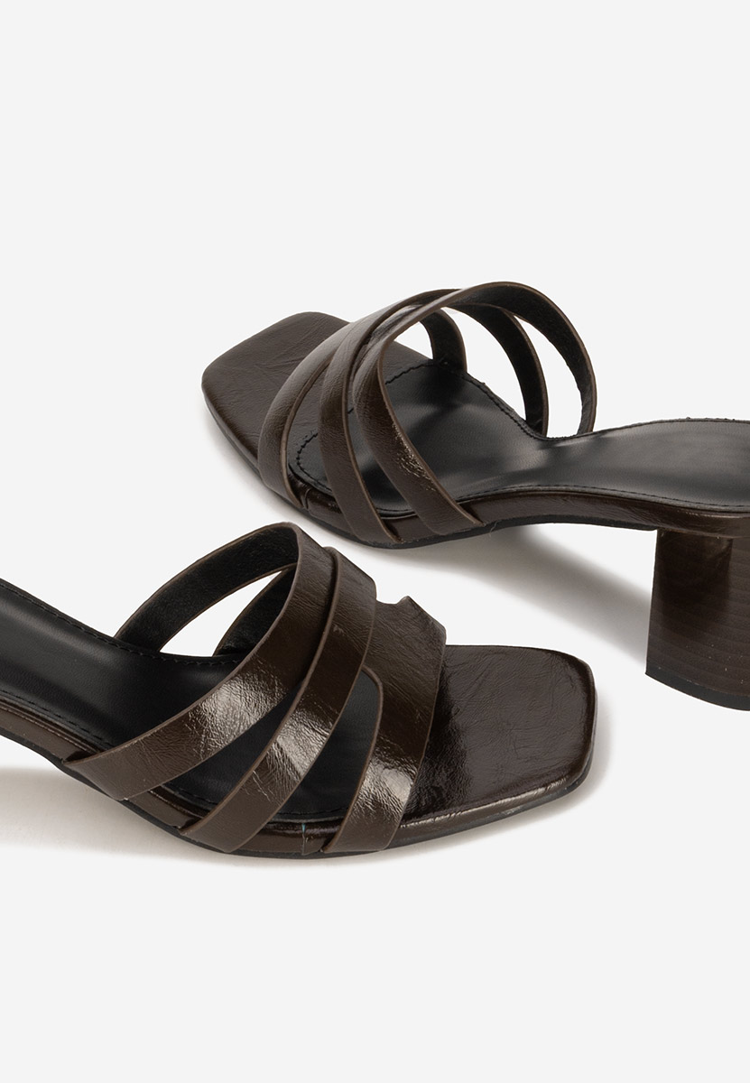 Brązowe klapki na obcasie Genoveva V2