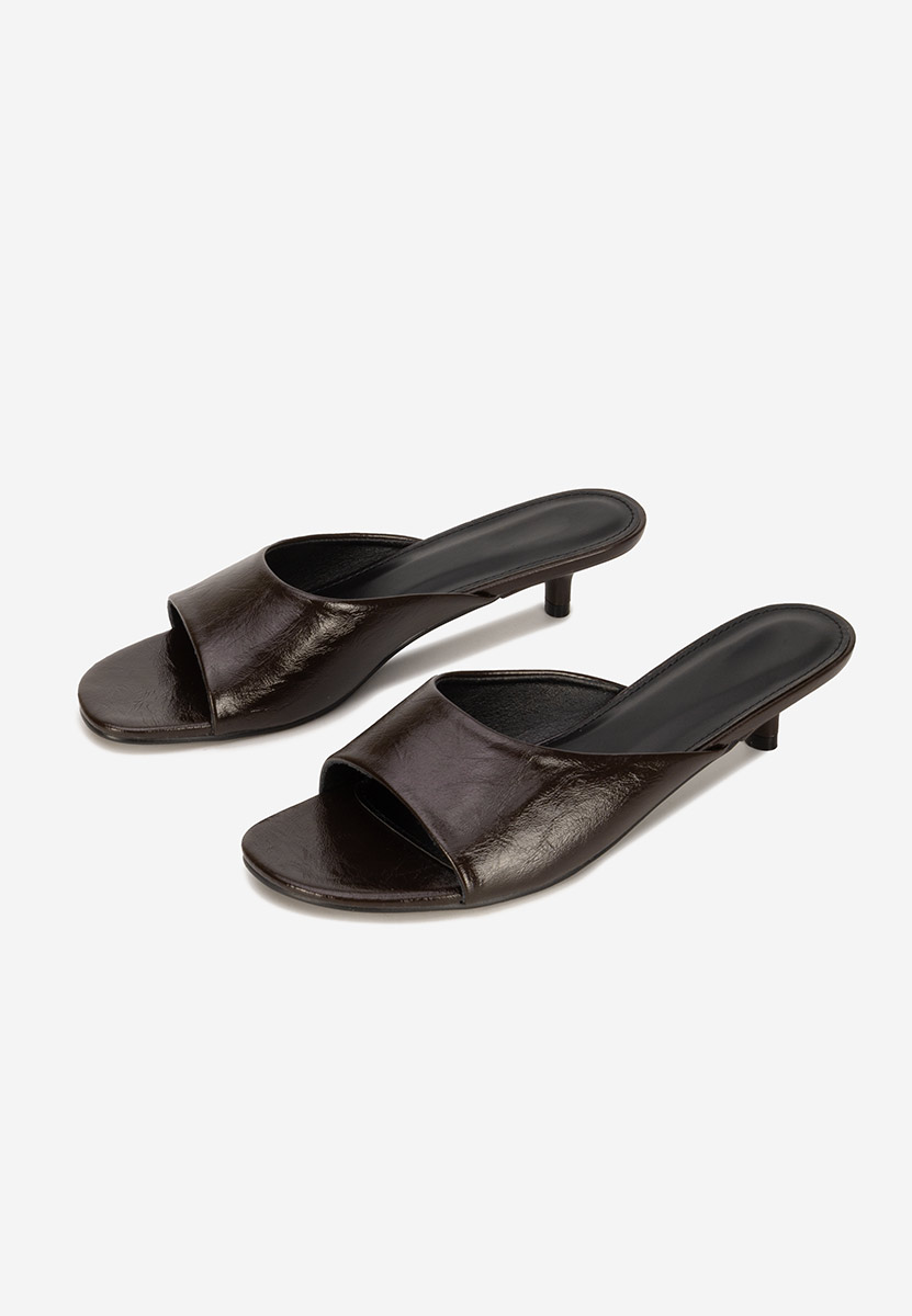 Brązowe klapki na obcasie Afelia