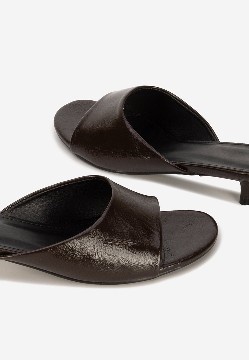 Brązowe klapki na obcasie Afelia