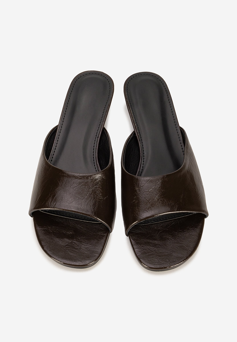 Brązowe klapki na obcasie Afelia