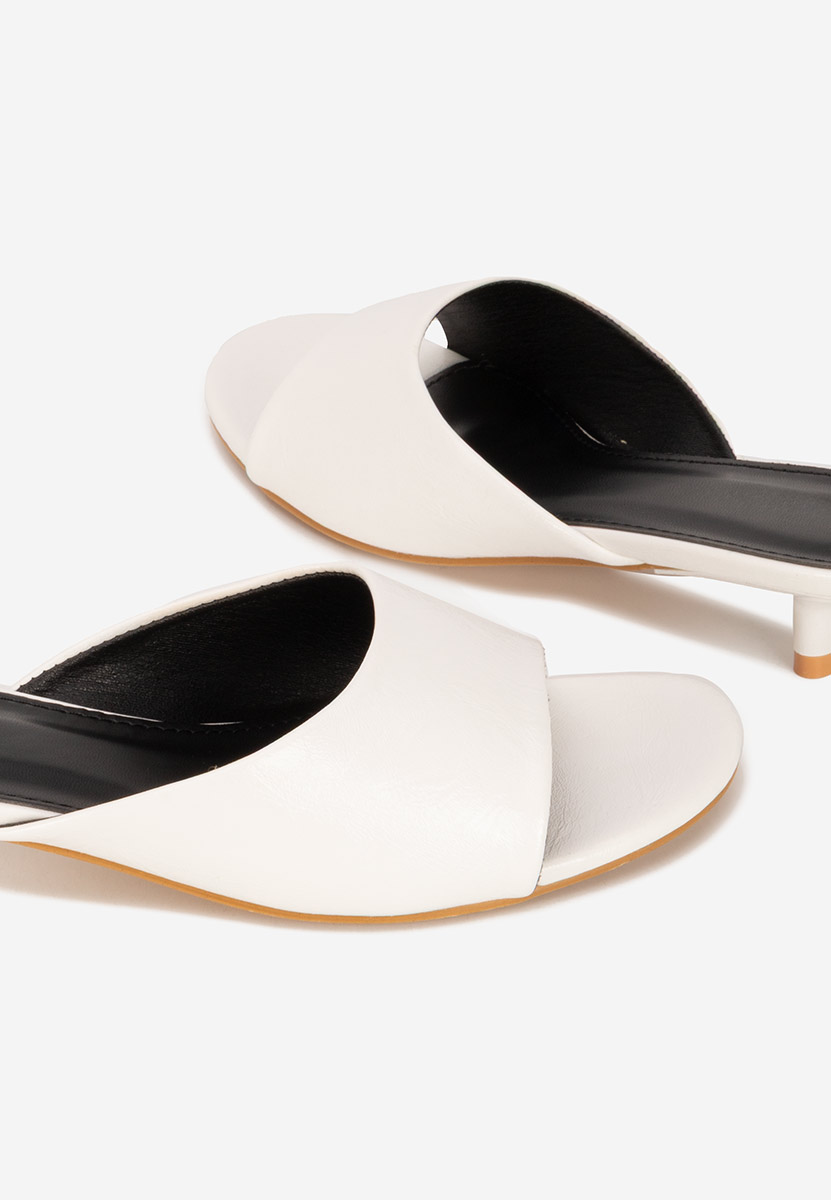 Białe klapki na obcasie Afelia