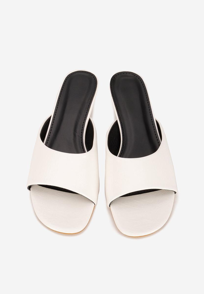 Białe klapki na obcasie Afelia