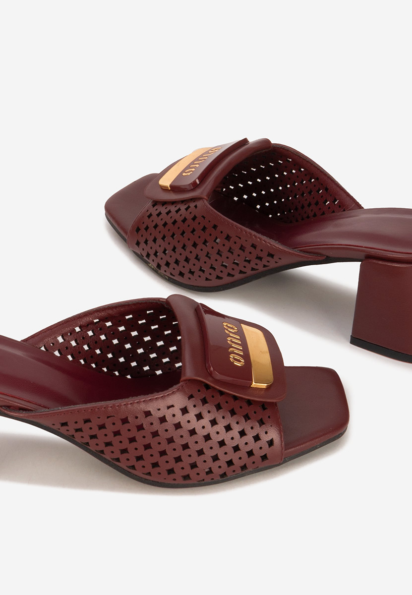 Bordowe klapki na obcasie Carmenia